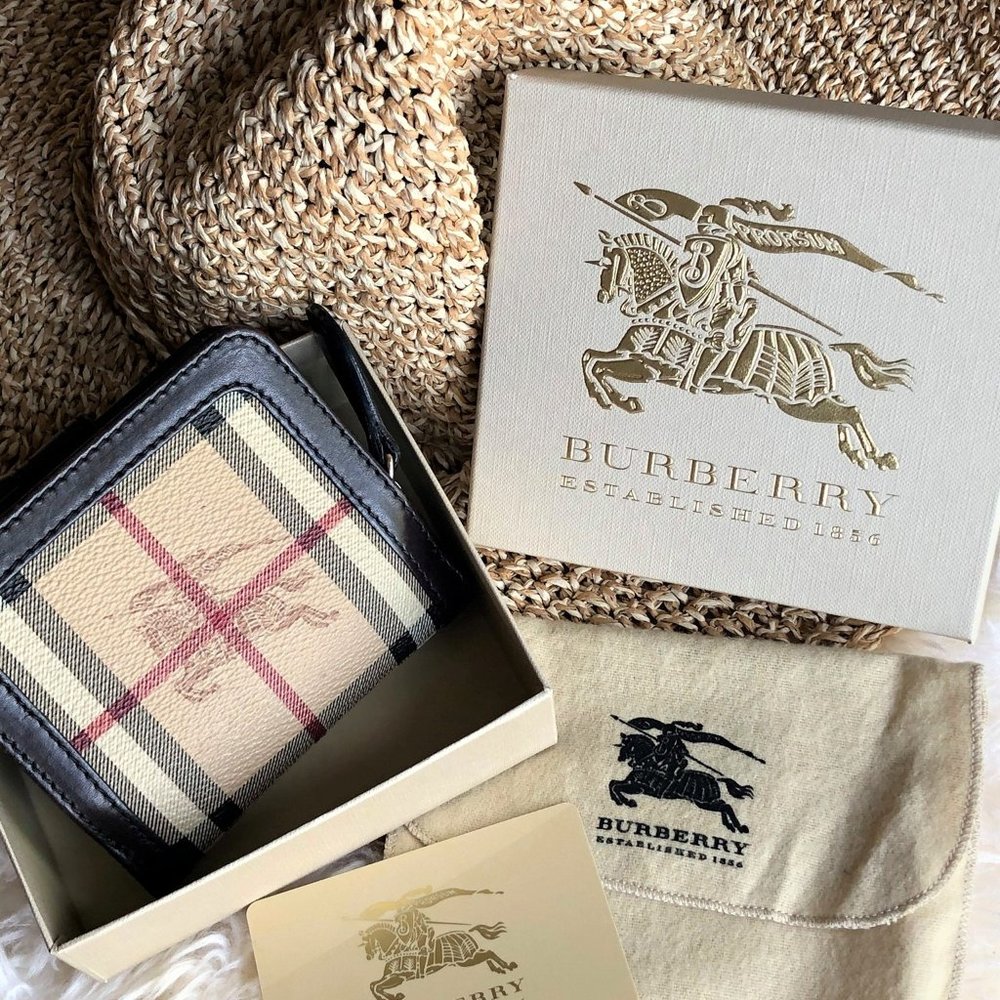 Burberry Check Compact Wallet 👛